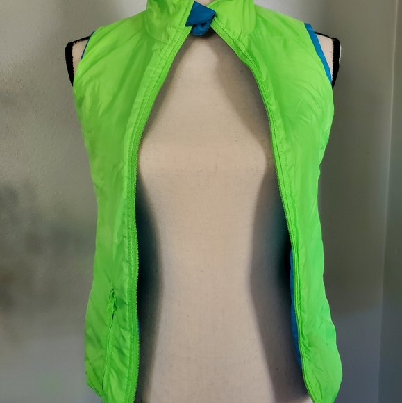 Layer 8 reversible and packable vest - Picture 5 of 9